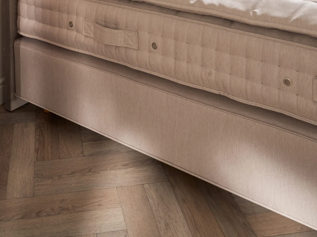 Vispring De Luxe Divan Sprung Base - Single / Boucle Sandstone 3 Vispring De Luxe Divan Sprung Base - Single / Boucle Sandstone